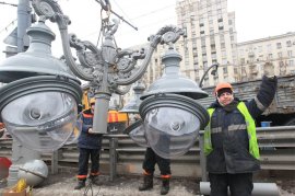 Отремонтировать уличные фонари должны в течение 5-15 дней со дня подачи заявления гражданами. Фото: Аркадий Колыбалов